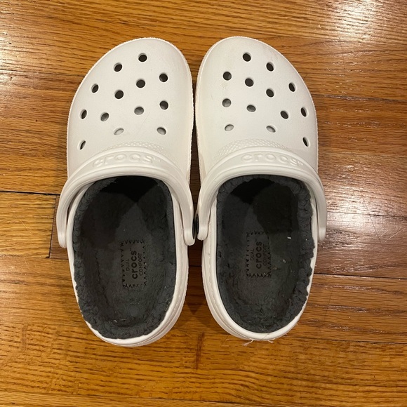 White fluffy Crocs - size W6 / M4 - Picture 2 of 4